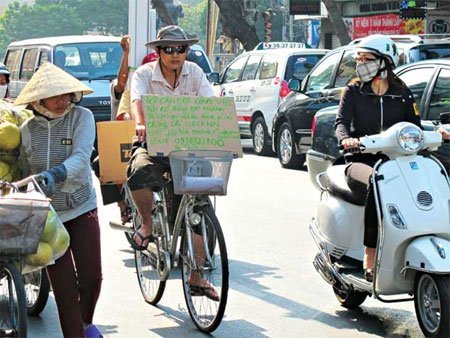Cử nhân Sài Gòn đạp xe đeo biển tìm việc