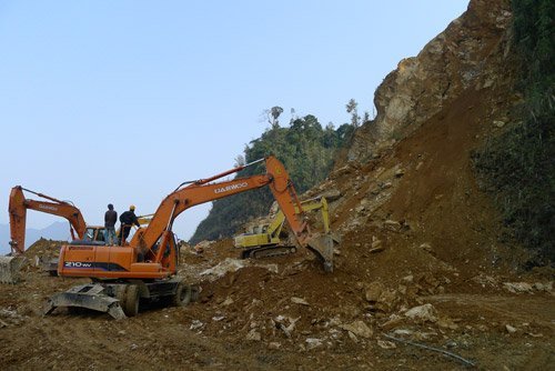 Sạt lở tại QL6: Tìm thấy thi thể 2 vợ chồng