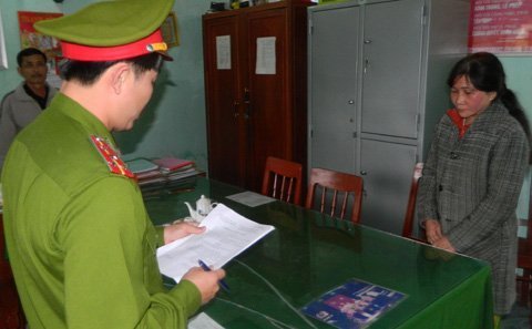 Vụ hành hạ bé gái: Khởi tố, bắt giam mẹ nuôi