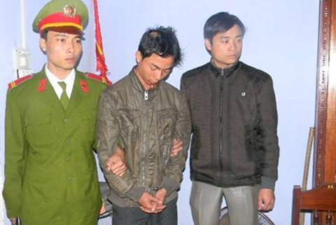 Đi nhờ xe, nữ sinh bị yêu râu xanh hãm hiếp