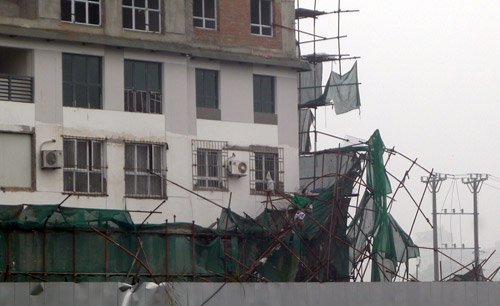 Cảnh sát vào cuộc vụ sập giàn giáo