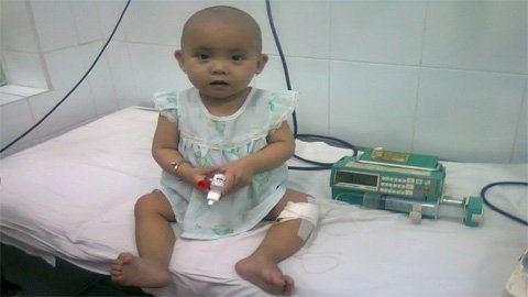 Cha mẹ nghèo con 4 lần phẫu thuật chưa hết bệnh