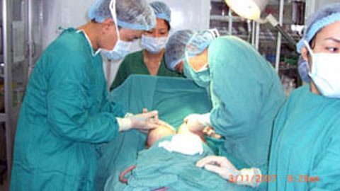 Bi hài chồng 60 đưa vợ đôi mươi đi 'tút tát'