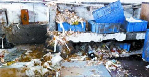 Khử trùng đồ ăn uống bằng... nước thối lẫn băng vệ sinh