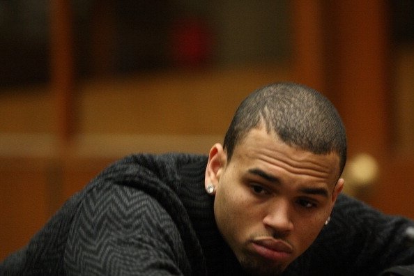 Chris Brown giật iPhone của người hâm mộ