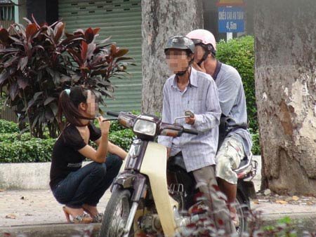 Phố ngủ trưa với... người lạ