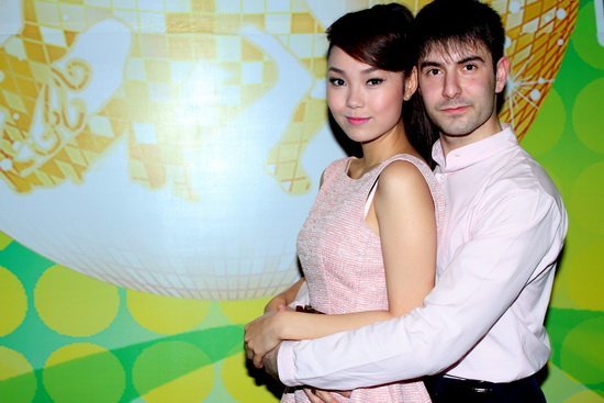 Minh Hằng tươi rói vì 'một nửa' hấp dẫn