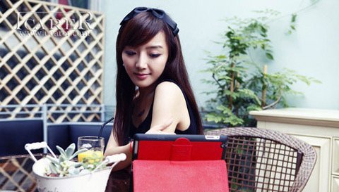 Người đẹp mơ màng bên iPad 2