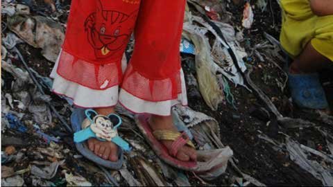 CNN viết về trẻ nhặt rác Việt Nam