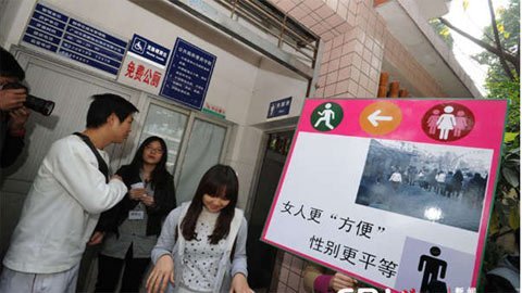 Nữ sinh chiếm toilet kêu gọi bình đẳng giới