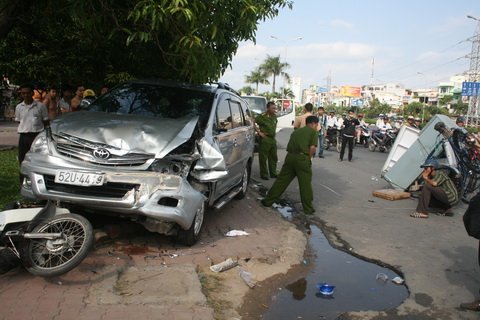 Đuổi trộm trên phố, ô tô gây tai nạn liên hoàn