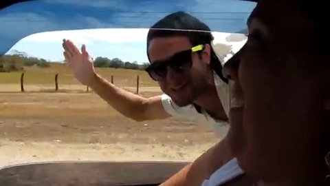 Giả siêu nhân vừa bay vừa hỏi đường