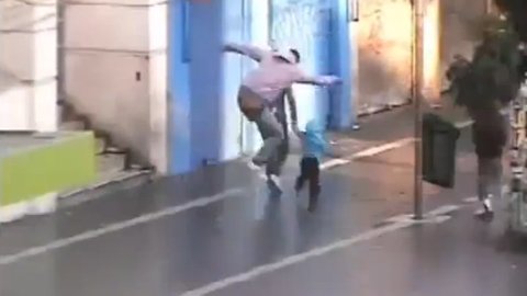 10 clip 'nóng': Tán tỉnh rồi hành hung cô gái