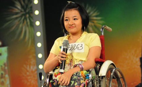Dân mạng sốt cô gái ngồi xe lăn hát “Let’s dance”