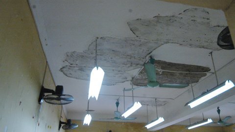 Sập trần lớp học, một nữ sinh nhập viện