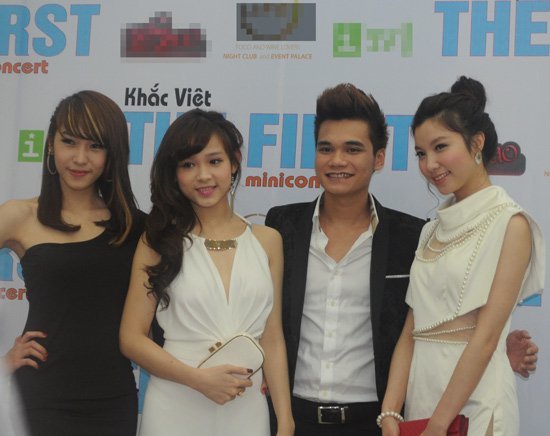Khắc Việt vẫn 'sung' dù mất giọng trong minishow