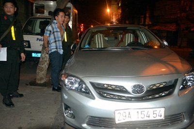 Cán bộ cục đăng kiểm lái xe náo loạn phố cổ