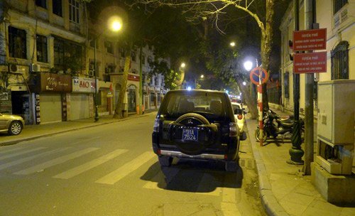 Ôtô đỗ tràn đường mặc kệ nguy cơ bị phạt
