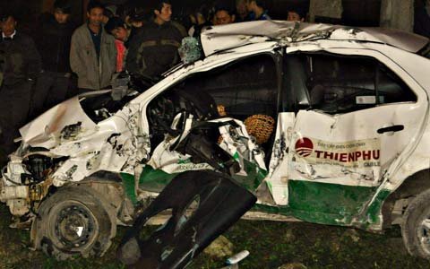 Taxi bị tàu hoả đâm nát