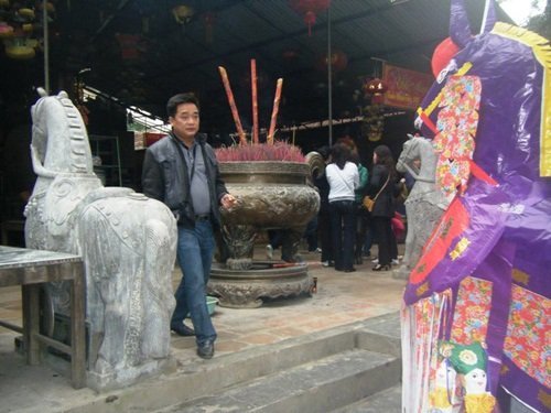 Thăm ngôi đền nhiều người đến cầu xin... lô đề