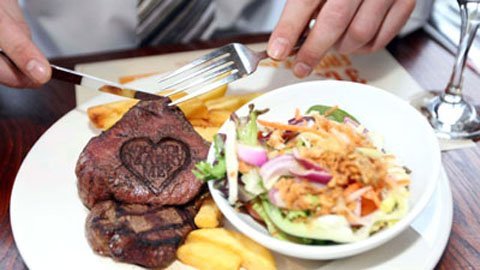 Cầu hôn bạn trai bằng thịt bò