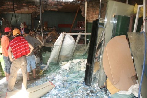 Một công nhân tử nạn dưới đống kính vỡ nát