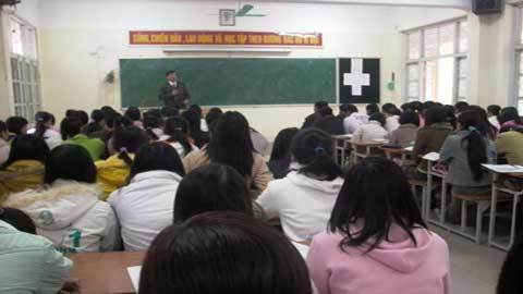 Bận đẻ, sinh viên thuê người học giúp