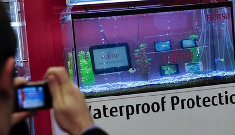 Điện thoại rơi xuống bồn cầu... vẫn dùng được