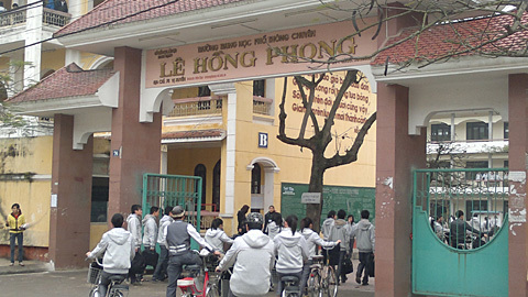 Nữ sinh tự tử, trường chuyên trần tình