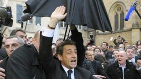 TT Pháp nấp trong quán bar tránh người biểu tình