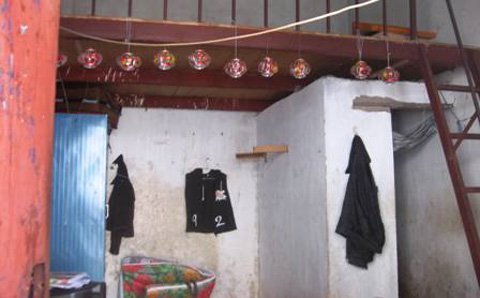 Phi công trẻ cùng người tình treo cổ tự tử
