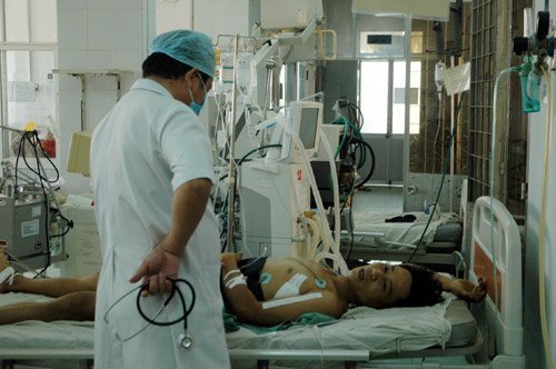 Xe khách Việt lật tại cung đường xấu ở Lào