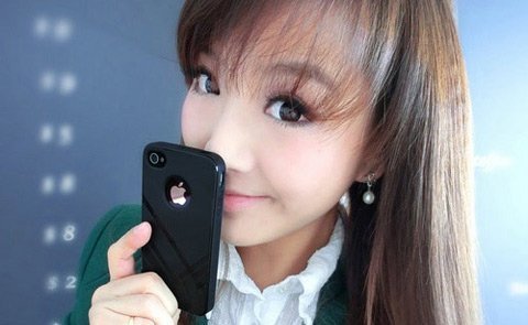 Thiếu nữ xinh đẹp làm duyên với iPhone
