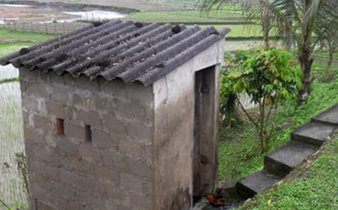 Người đàn ông chết cháy bí ẩn trong nhà vệ sinh