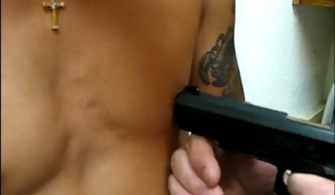 Để người khác gí súng bắn vào ngực