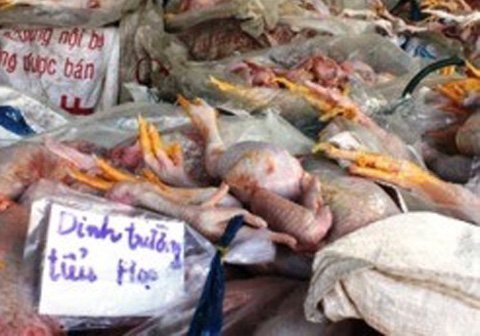 Xe chở gần 3 tấn thịt gà thối vào 'trường tiểu học'