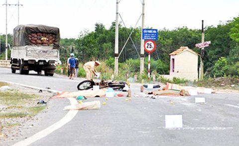 Ba người một nhà chết thảm dưới gầm xe tải