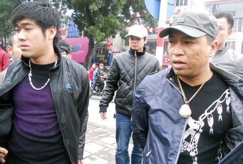 Tóm gọn 2 đối tượng mang súng dạo phố