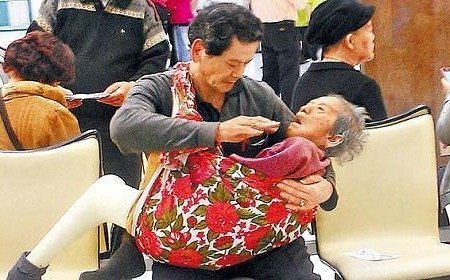 Cảm động người đàn ông 62 tuổi bế mẹ đi viện