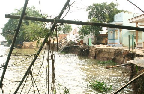 Sạt lở kinh hoàng, 82 hộ dân di dời khẩn cấp