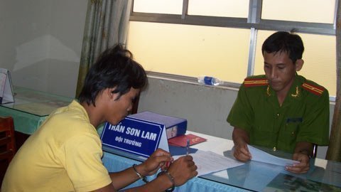 Hiếp bé gái rồi vùi xuống ao