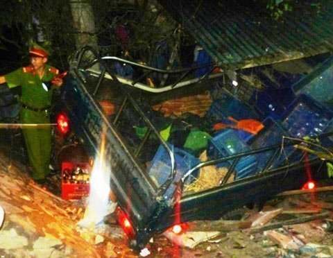 Đang uống cà phê bị xe tải đâm thiệt mạng