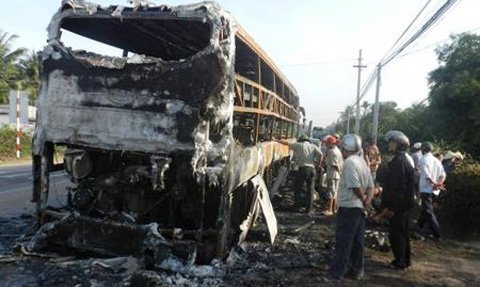 Xe bốc cháy giữa đêm, 30 hành khách hoảng loạn