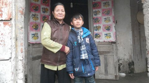 Cậu bé mồ côi cha mẹ ở với ông ốm liệt giường