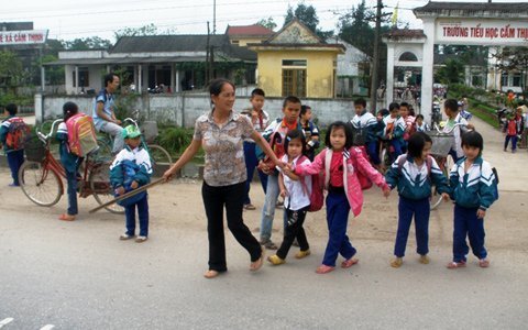 'Nữ hiệp sĩ' của trẻ em trên quốc lộ 1A