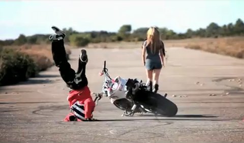 Màn drift siêu việt và cú ngã bên chân hotgirl