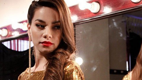 Ngắm váy dát vàng của Hồ Ngọc Hà