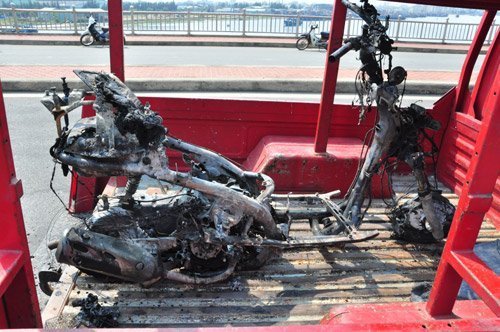 Xe máy cháy rụi trên cầu