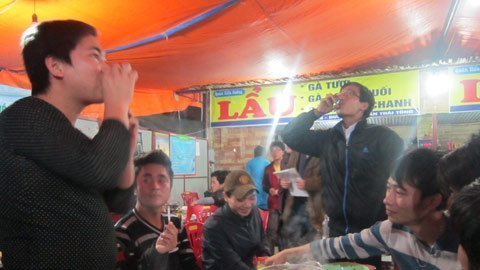 8/3, đàn ông xa xả nói xấu vợ ngoài quán bia