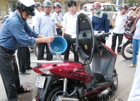 Xe Dylan bốc cháy giữa đường